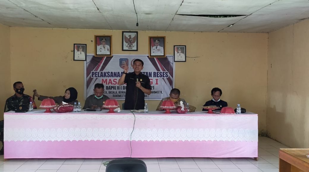 Ketua DPRD Konsel, Irham Kalenggo saat melaksanakan reses di Dapil II