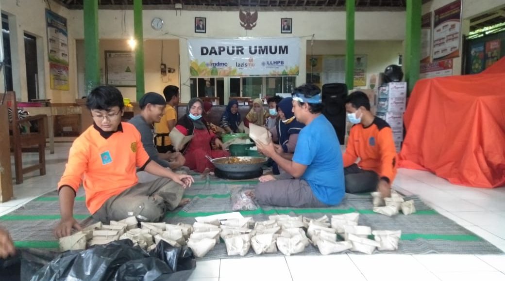 Kesibukan di dapur umum Muhammadiyah