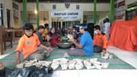 Kesibukan di dapur umum Muhammadiyah