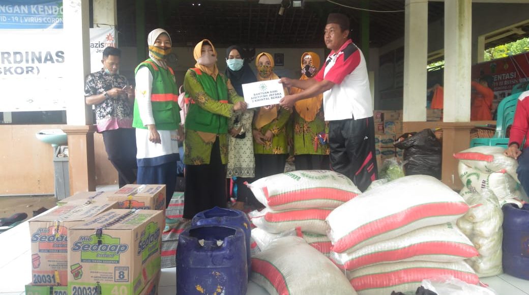 Petinggi Sumberrejo secara simbolis menerima bantuan dari Aisyiyah Jepara
