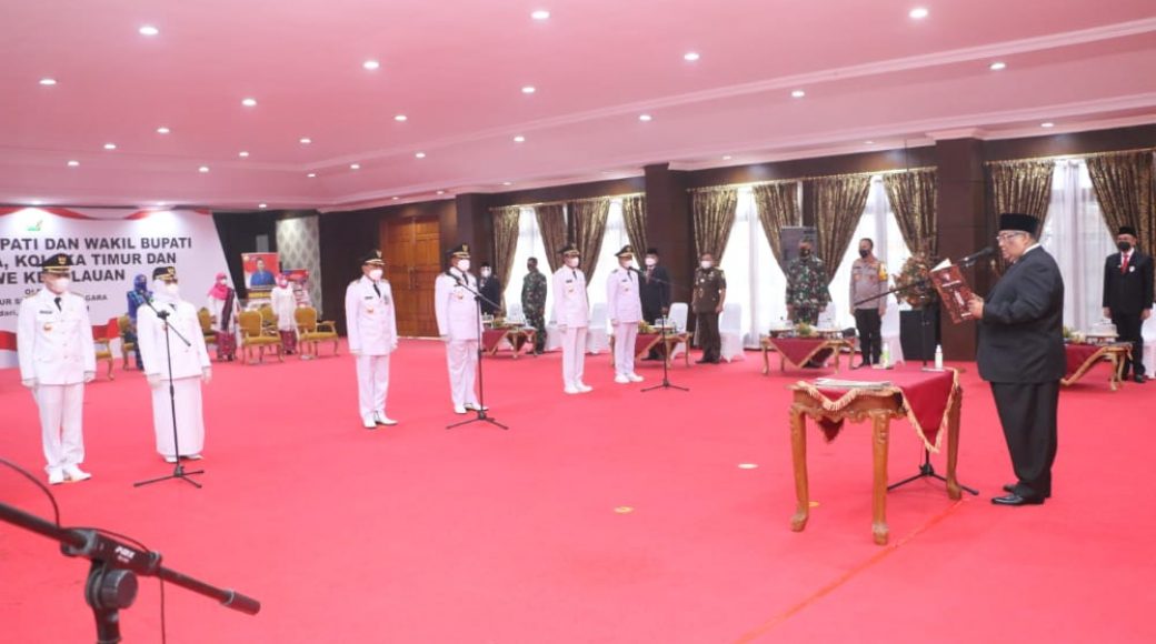 Gubernur Sultra saat Melantik para bupati dan wakil bupati