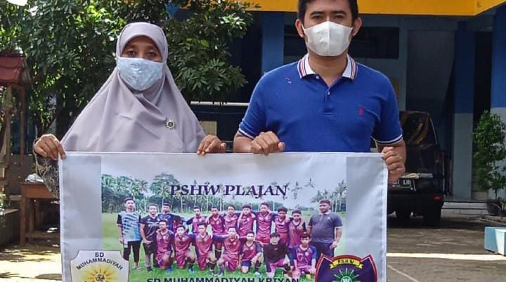Kepala SD Muhammadiyah Kriyan Muntiasih bersama Lingga Anugraha seusai penyerahan sponsorship
