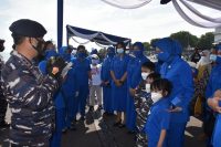 Pangkoarmada II bersama keluarga prajurit KRI SIM saat melepas keberangkatan KRI SIM