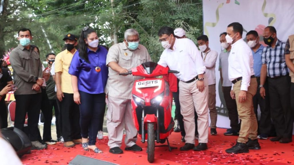 Gubernur saat melauncing motor listrik Gesits