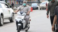 Gubernur Sulawesi Tenggara, mencoba secara langsung motor Gesits