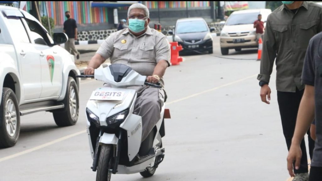 Gubernur Sulawesi Tenggara, mencoba secara langsung motor Gesits