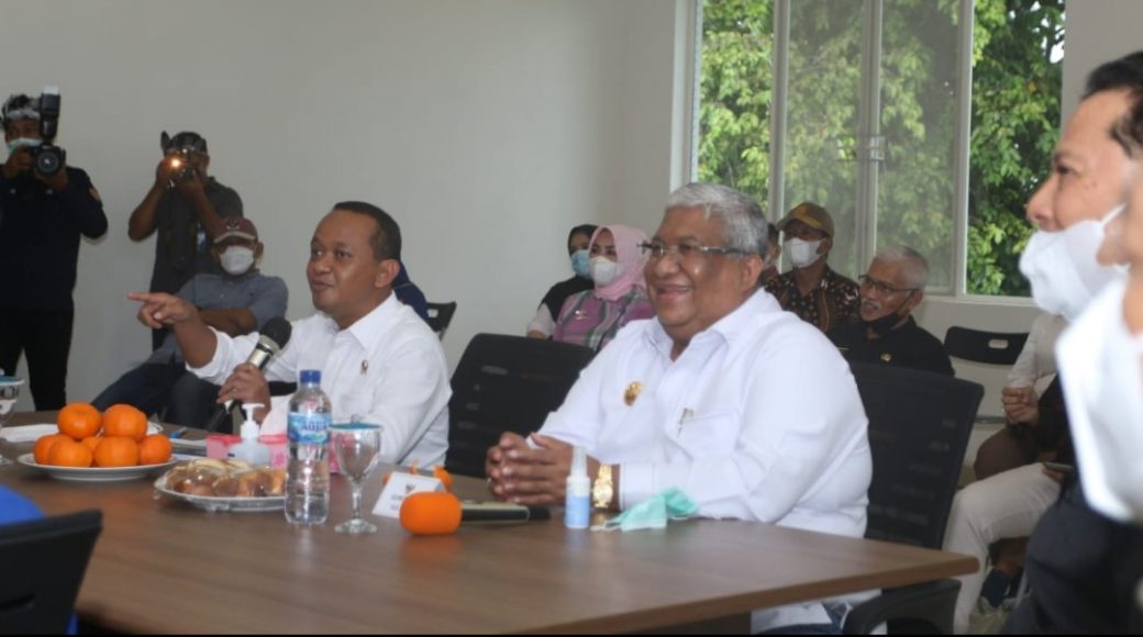 Gubernur Sultra dan Kepala BKPM terlihat penuh canda saat konferensi pers