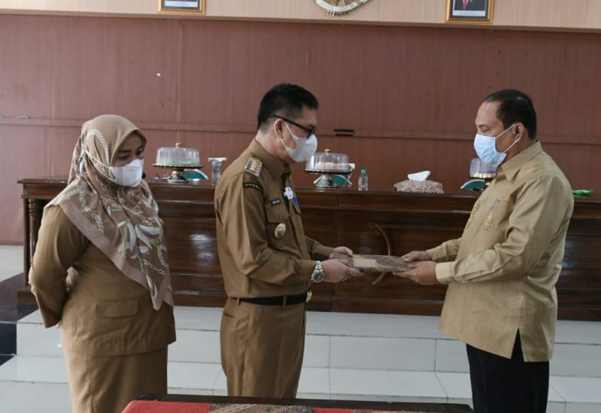 Bupati Kolaka timur(koltim) H. Samsul Bahri SH.,MSi, dengan resmi telah menerima memori serah terima jabatan dari mantan Pelaksana Harian (Plh) Bupati Koltim Ir Eko Santoso Budiarto MSi, di Aula Kantor Bupati
