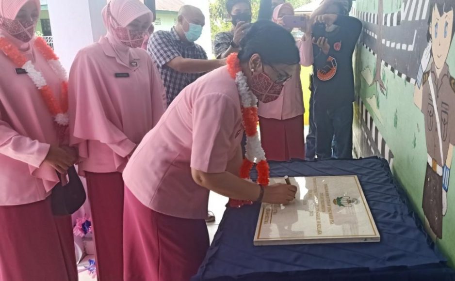 Foto Nyonya Peggy Yan Sultra saat Penandatanganan Prasasti