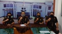 Foto Kejari Kolaka, Kasi Intel, Kasi Pisus dan Kasi Pisus Baru saat Konfrensi pers bersama sejumlah Wartawan Kolaka