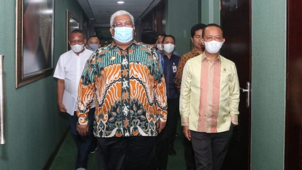 Gubernur Sultra, Ali Mazi dan Kepala BKPM, Bahlil Lahadalia saat memasuki gedung BKPM RI