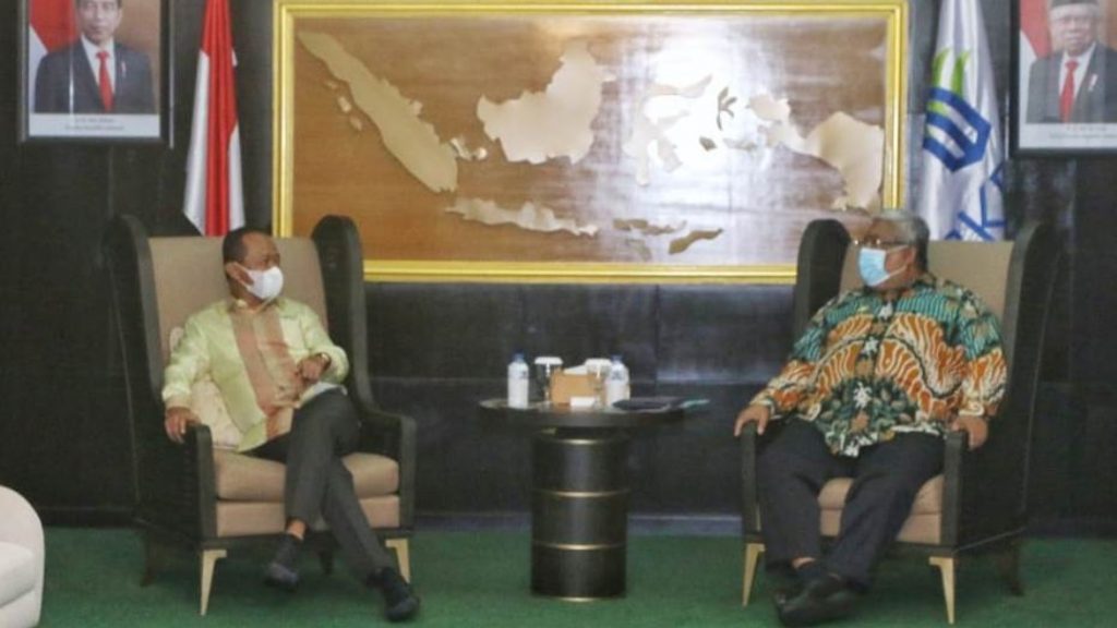 Diskusi antara gubernur Sultra dan kepala BKPM membahas kelanjutan penggunaan aspal Buton. Foto: Ewit Kominfo