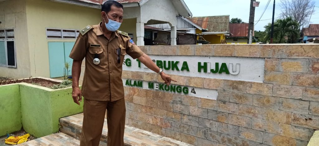 Foto Lurah Lamekongga Jainul Dusu sedang meninjau Ruang Terbuka Hijau yang di rusak oleh warganya