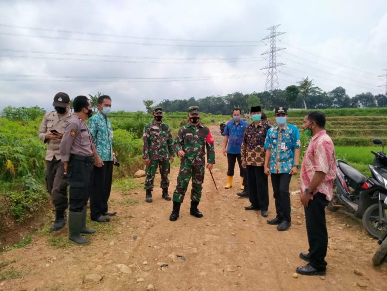 Dandim Jepara saat meninjau jalan di desa Plajan