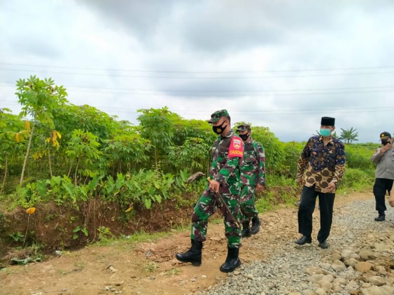 Dandim didampingi Petinggi desa Plajan H. Kartono