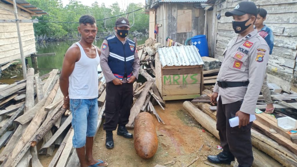 Anggota Polsek Kusambi saat melakukan pengecekan potongan diduga bom