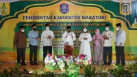 H. Arhawi saat menabuk beduk tanda dibukanya MTQH & FSQ tingkat kabupaten Wakatobi.