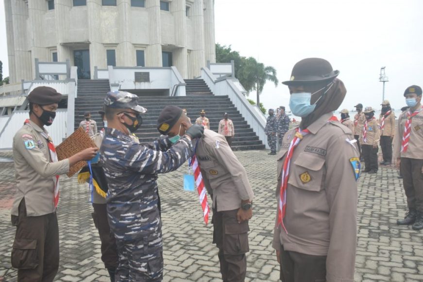 Penyematan tanda peserta oleh kadispotmar KOARMADA II