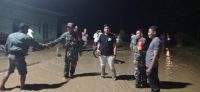 Warga saat mengevakuasi diri banjir dari bandang setinggi 50 cm, di Desa Lalonggopi, Kecamatan Wolo, Kabupaten Kolaka.