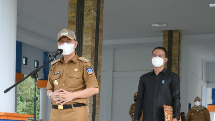 Bupati saat memimpin upacara di jajaran pemda Koltim