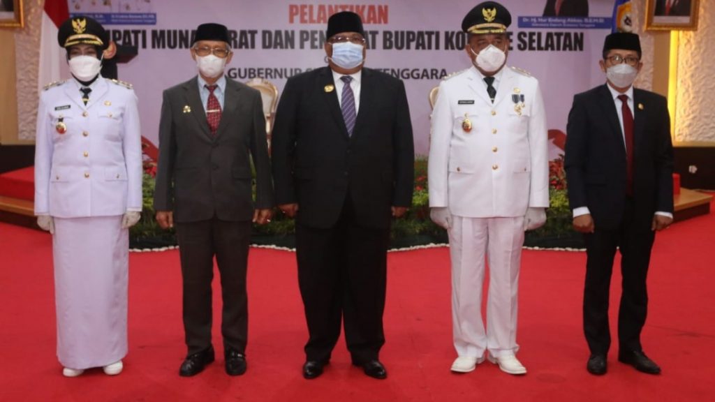 Gubernur Sultra dan wakil diapit Bupati Mubar dan Pj. Bupati Konsel beserta Asisten 1 Prov Sultra saat foto bersama