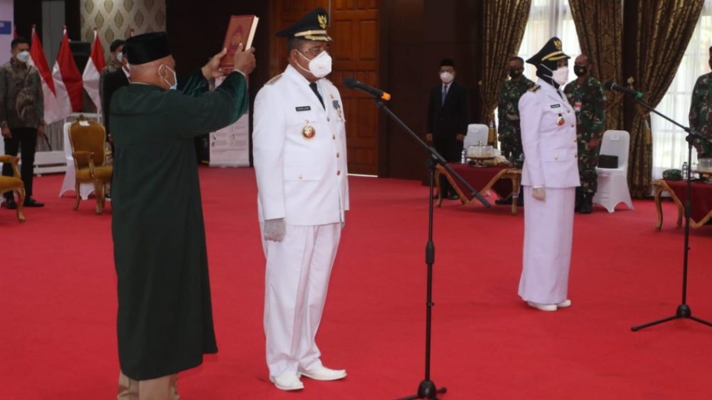 Bupati Mubar dan Pj. Bupati Konsel saat sumpah jabatan