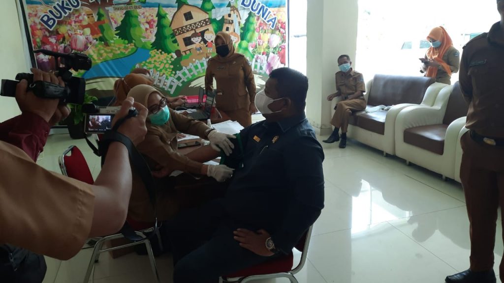 Anggota DPRD Kota Kendari saat mengikuti vaksinasi tahap pertama