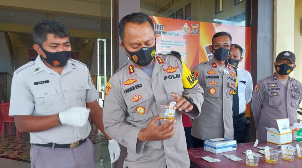 Kapolres Kolut saat menunjukan hasil urine jajaran Polres Kolut untuk dilakukan tes