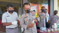 Kapolres Kolut saat menunjukan hasil urine jajaran Polres Kolut untuk dilakukan tes