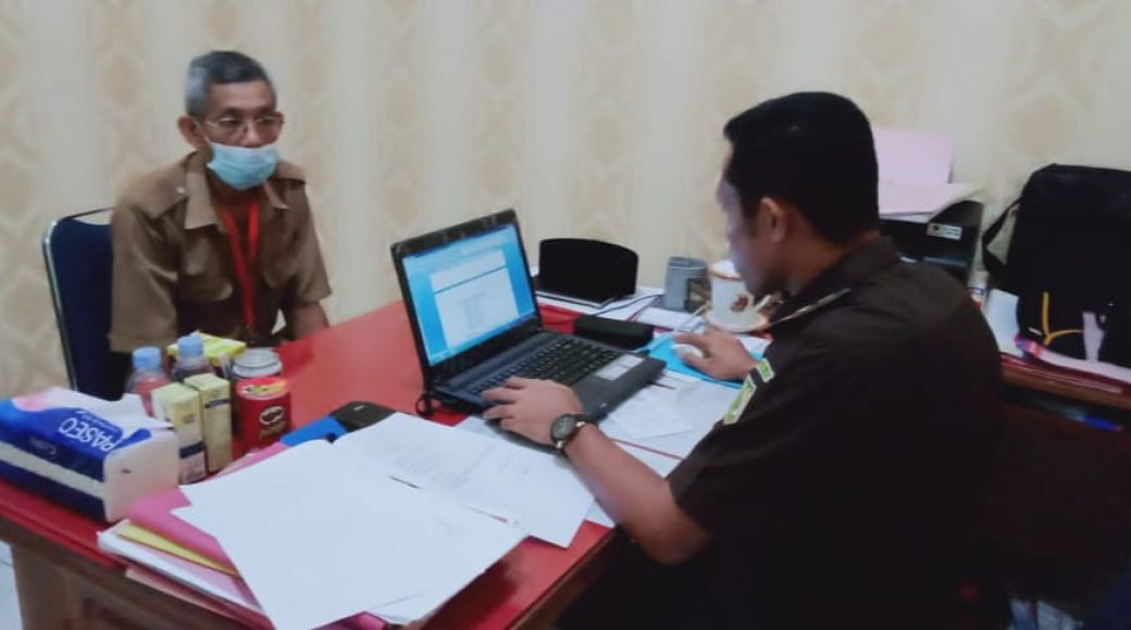 Ketua Tim Penyidik Kejari Konsel, Safri Abdul Muin saat memeriksa salah seorang ASN