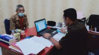Ketua Tim Penyidik Kejari Konsel, Safri Abdul Muin saat memeriksa salah seorang ASN