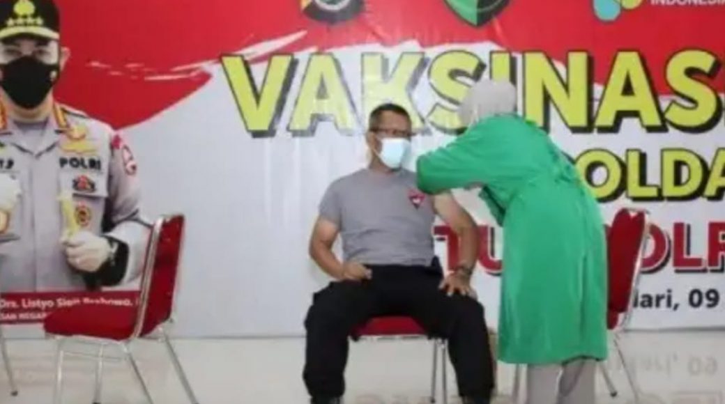 Wakapolda Sultra Saat menerima suntikan vaksin tahap pertama di lingkup Polda Sultra