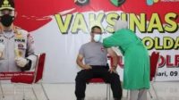 Wakapolda Sultra Saat menerima suntikan vaksin tahap pertama di lingkup Polda Sultra
