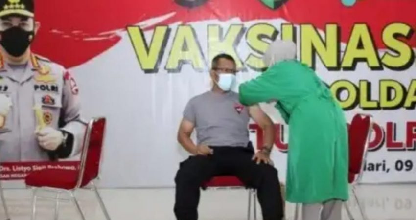 Vaksinasi Covid di Lingkup Polda, Wakapolda Sultra Jadi Peserta Pertama