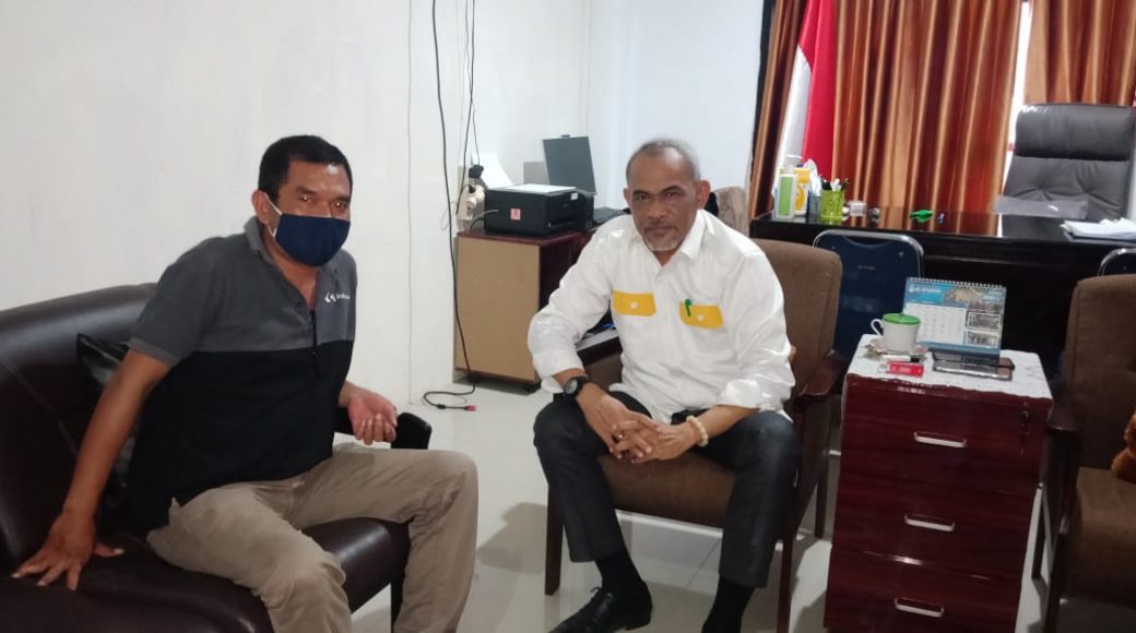 Sekum KONI Sultra, Tahir Lakimi (kanan) dan Direktur Tegas.co, Mas'ud SH. (Kiri)