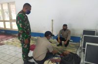 Foto tim Polsek KPK sedang melakukan pemeriksaan korban yang meninggal di ruang tunggu Kapal Fery Kolaka