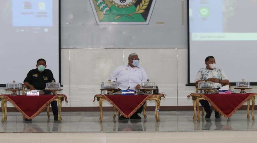 Gubernur Sultra didampingi Anggota Komisi II DPR RI, Hugua (berbaju hitam)