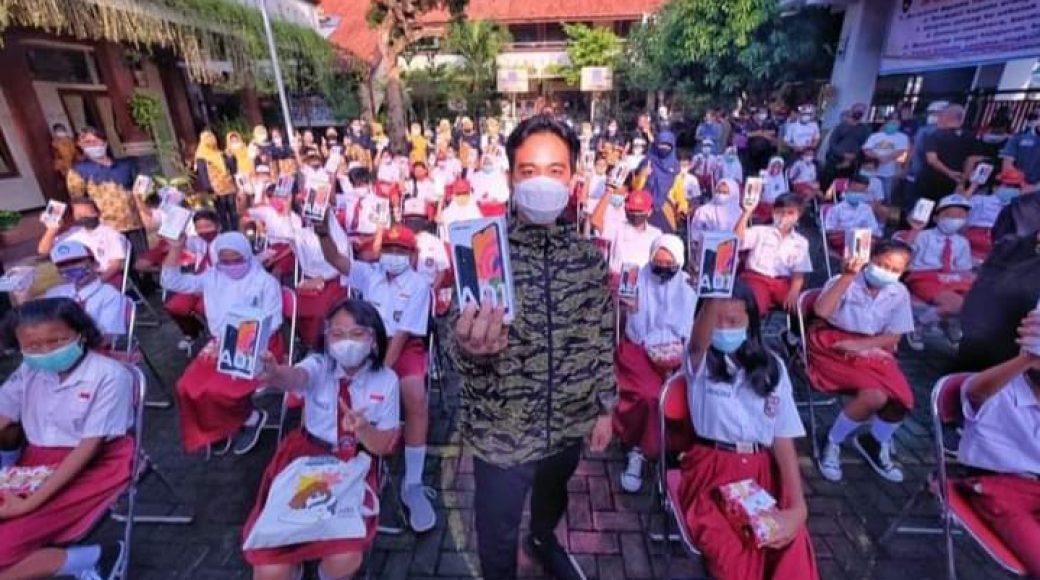 Wali Kota Surakarta, Gibran Rakabuming bersama siswa SD