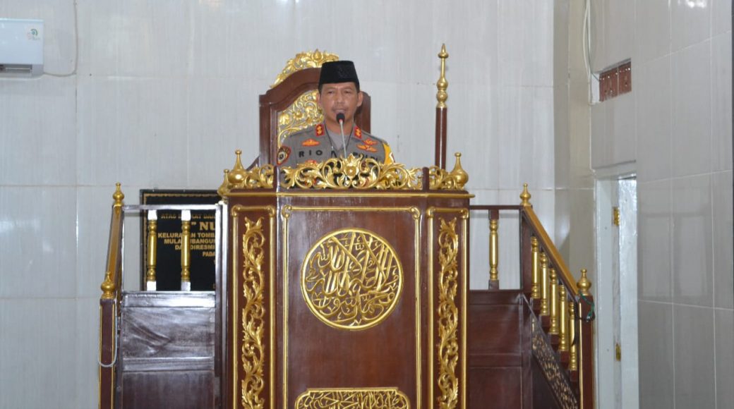 Kapolres Baubau saat menjadi Khatib di masjid Jami Nurul Haq (Foto: Kasubag Humas Polres Baubau)