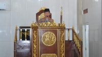Kapolres Baubau saat menjadi Khatib di masjid Jami Nurul Haq (Foto: Kasubag Humas Polres Baubau)