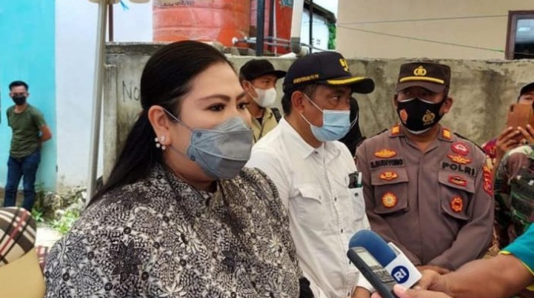 Ketua TP PKK saat diwawancarai awak media usai meresmikan sumur bor