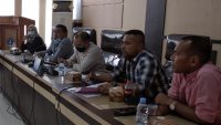 Rajab jinik (kemeja kotak) saat menghadiri RDP