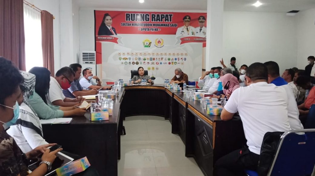 Ketua Umum KONI Sultra, saat pimpin rapat persiapan PON. Foto: H5P