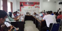 Ketua Umum KONI Sultra, saat pimpin rapat persiapan PON. Foto: H5P