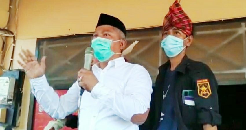 Wakil Bupati Konawe, Gusli Topan Sabara, Didampingi Ketua Banderano Tolaki, Hedianto Ismail saat memberikan orasi di hadapan massa aksi.