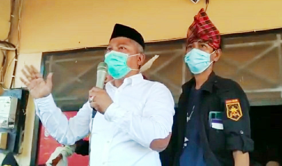 Wakil Bupati Konawe, Gusli Topan Sabara, Didampingi Ketua Banderano Tolaki, Hedianto Ismail saat memberikan orasi di hadapan massa aksi.