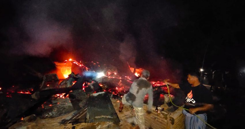 Akibat Ditinggal Pemiliknya, Satu Rumah dan Polindes Terbakar di Ponrewaru