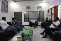 Foto hitam putih kep BLK (tengah) ketua pwi sultra pa kopral (kanan) bersama sejumlah pengurus PWI