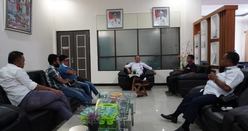 Foto hitam putih kep BLK (tengah) ketua pwi sultra pa kopral (kanan) bersama sejumlah pengurus PWI