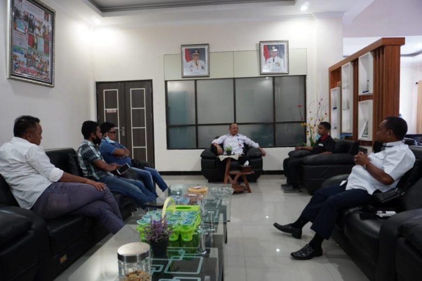 Foto hitam putih kep BLK (tengah) ketua pwi sultra pa kopral (kanan) bersama sejumlah pengurus PWI